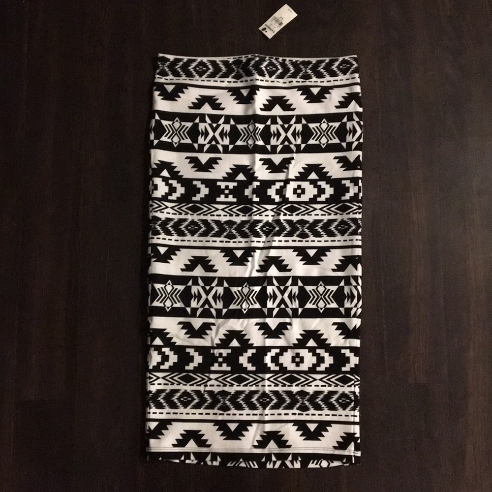 NWT Express Aztec pattern black and white skirt